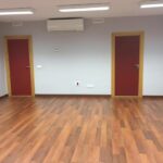 Distribución interior de armario a medida con acabados finos y materiales duraderos.