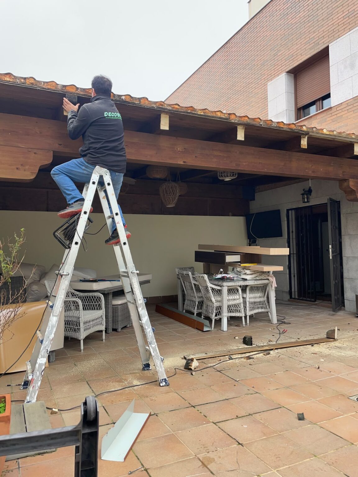 Trabajo de reparación de una pérgola de madera dañada por la humedad 1