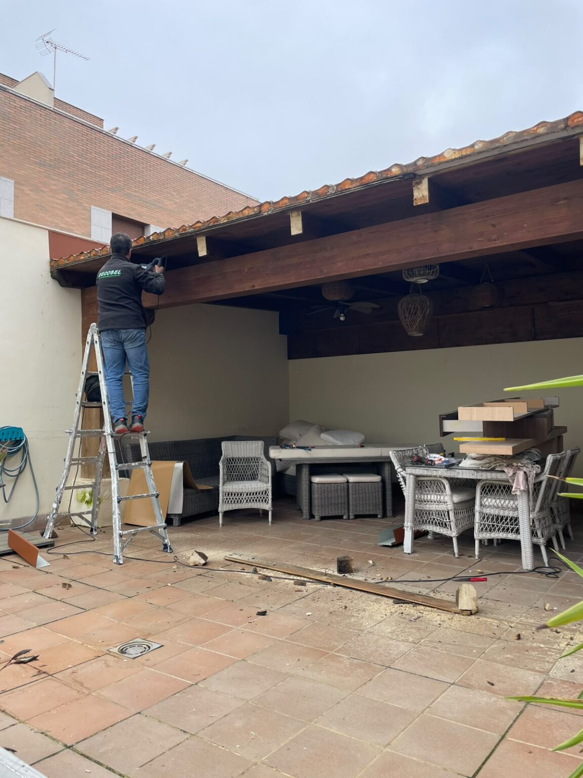 Trabajo de reparación de una pérgola de madera dañada por la humedad 2
